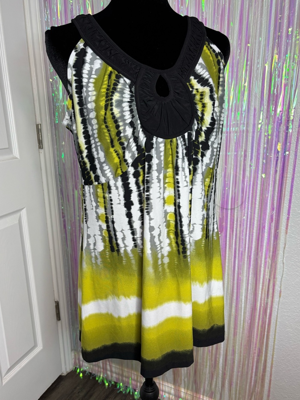 Women's Y2K Sleeveless Tie-Dye Tank Top  W/A Contrasting Keyhole Gathered Detail
